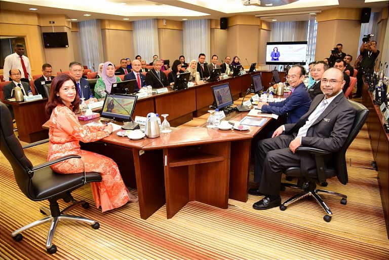 Anggun Di Usia 51, Dato' Suriani KSU Kementerian Komunikasi dan ...