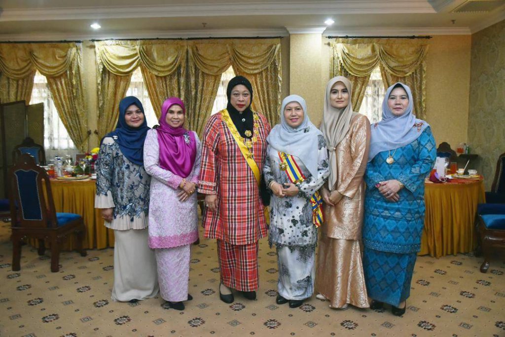 Ibu Anggun Usia 56 & Penjawat Awam Berdedikasi, Dato' Sri Suriani Ahmad ...