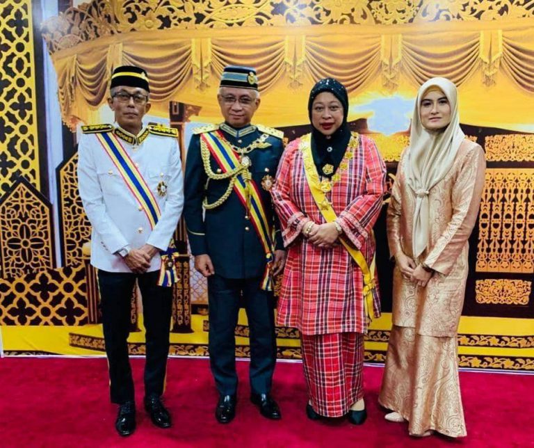 Ibu Anggun Usia 56 & Penjawat Awam Berdedikasi, Dato' Sri Suriani Ahmad ...
