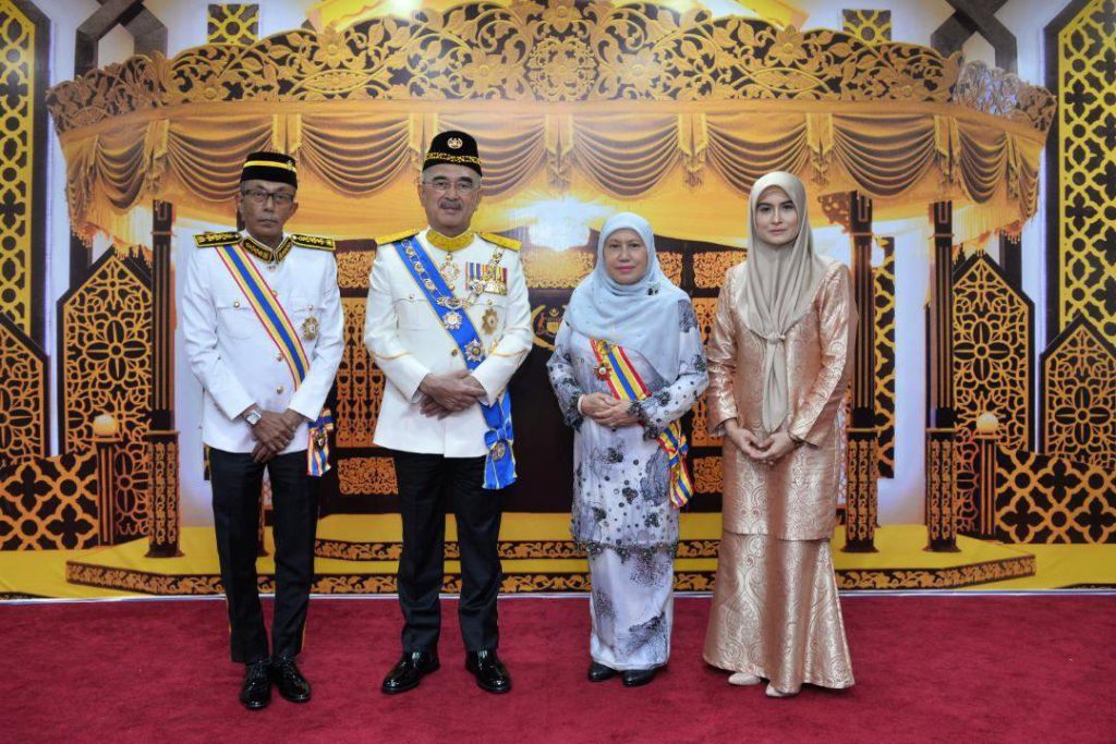 Ibu Anggun Usia 56 & Penjawat Awam Berdedikasi, Dato' Sri Suriani Ahmad ...