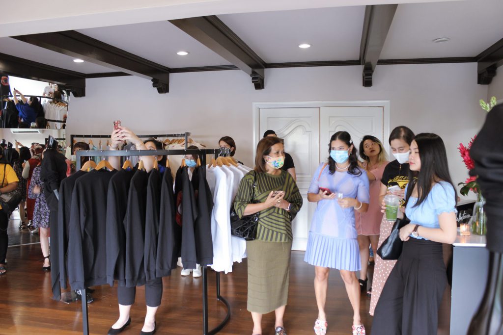 "Belajar Melihat Dengan Mendalam Dan Lebih Jauh Dari Sekadar Permukaan..." Alia Bastamam 12 “Belajar Melihat Dengan Mendalam Dan Lebih Jauh Dari Sekadar Permukaan…” Alia Bastamam