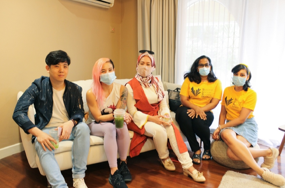 "Belajar Melihat Dengan Mendalam Dan Lebih Jauh Dari Sekadar Permukaan..." Alia Bastamam 11 “Belajar Melihat Dengan Mendalam Dan Lebih Jauh Dari Sekadar Permukaan…” Alia Bastamam