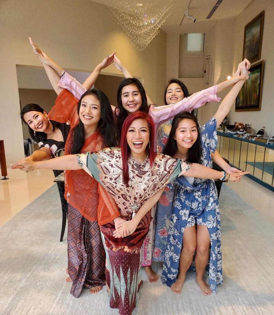 Hani Karmila Cecah Usia 27 & Iras Hani Mohsin, Puan Sri Tiara Bangga