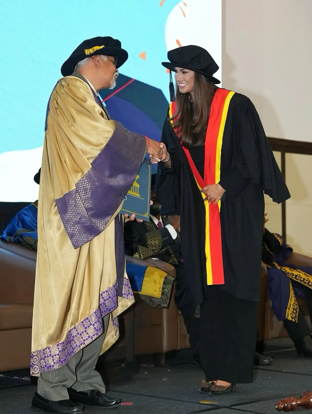 “Satu Penghormatan Yang Luar Biasa” KAVITA SIDHU Terima Ijazah Kedoktoran Pada Usia 54 Tahun