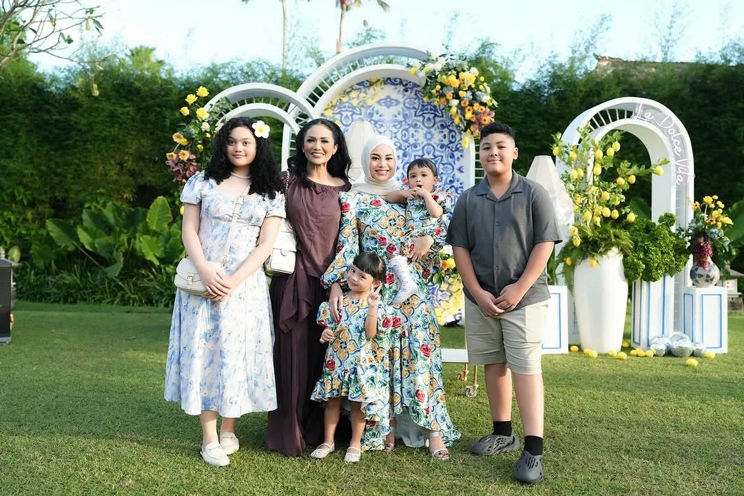 Ibu Dua Anak AUREL HERMANSYAH Kini Semakin Langsing & Cantik Persis Anak Dara