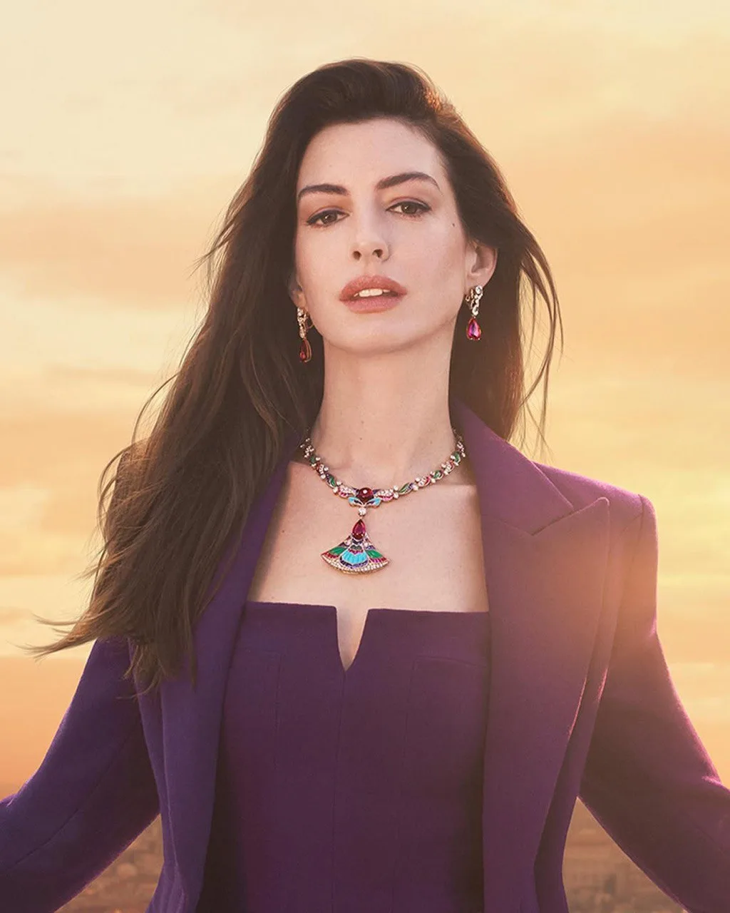 Kecantikan Tak Dimamah Waktu, Ini Rahsia ‘Glowing’ Anne Hathaway Pada Usia 43 Tahun