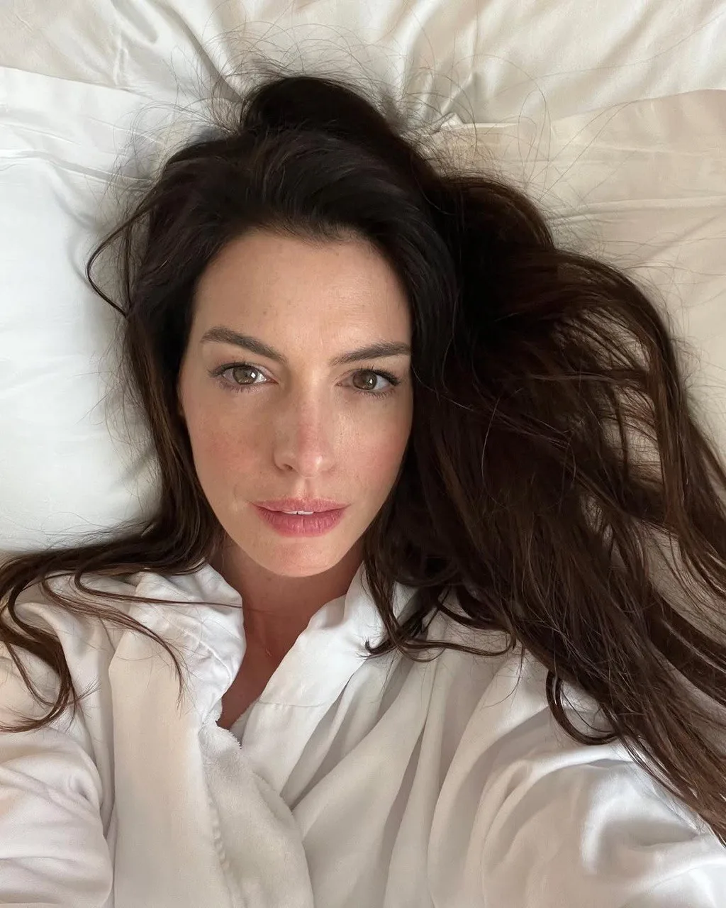Kecantikan Tak Dimamah Waktu, Ini Rahsia ‘Glowing’ Anne Hathaway Pada Usia 43 Tahun
