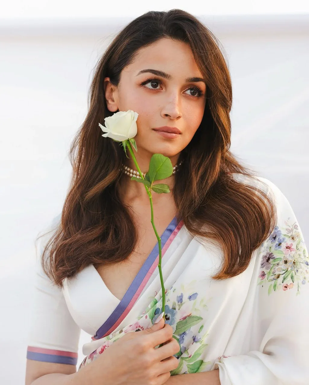 Kacukan India-British, Aktres Idola Bollywood ALIA BHATT Cantik Natural Pada Usia 30-an