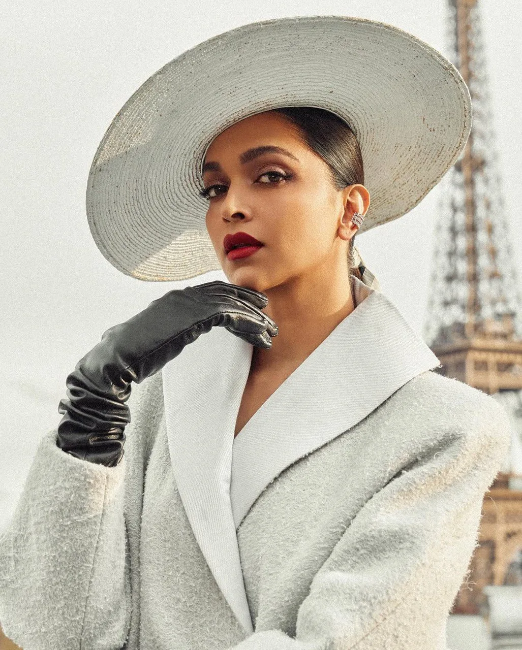 Deepika Padukone Lakar Sejarah, Aktres Wanita India Pertama Terima Bintang Hollywood Walk of Fame