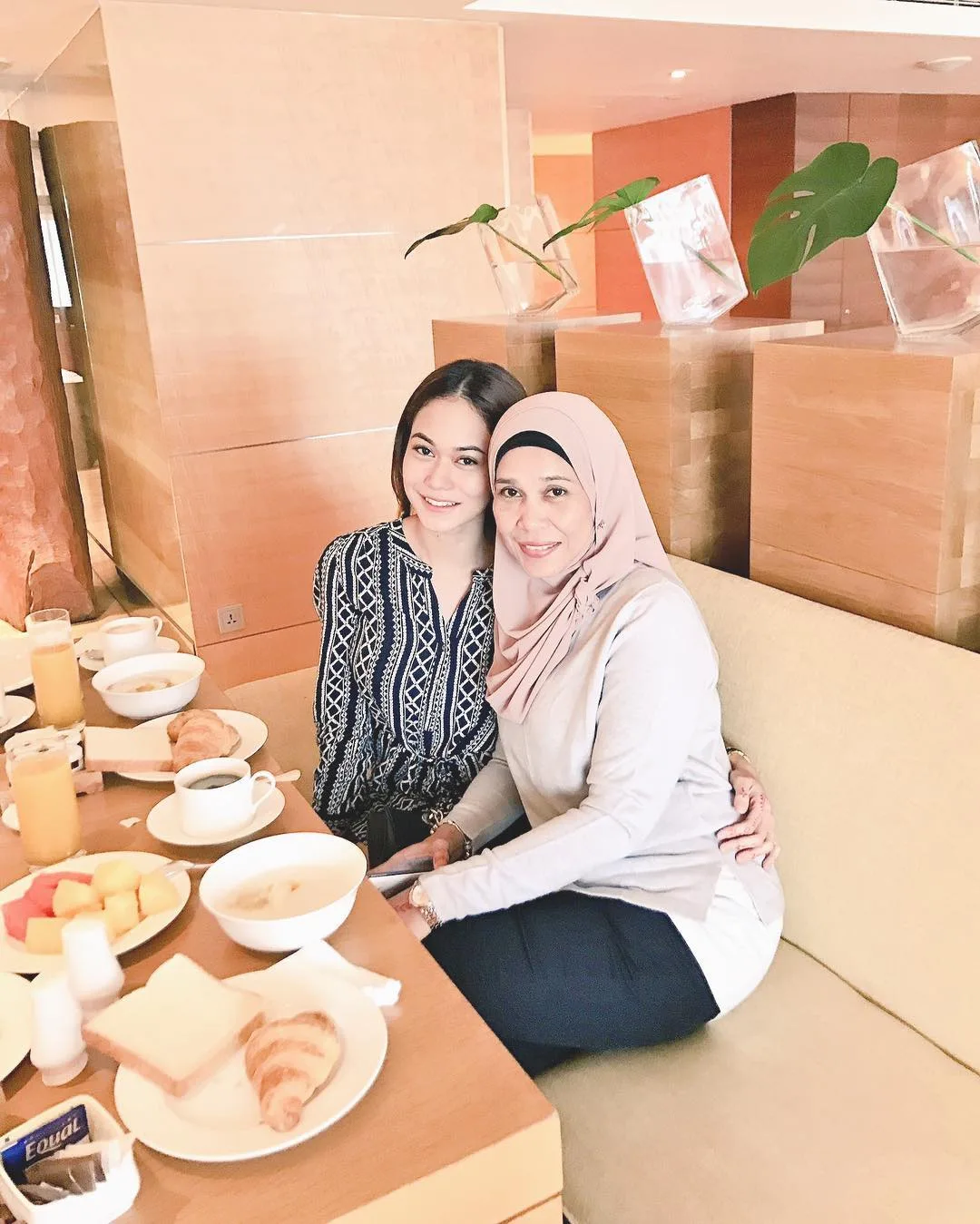 Kecantikan Ibu ‘Menurun’ Ke Anak-Anak, Rosmizai Mohd Noor Ratu Hati Adik-Beradik Senrose Ini Awet Muda Usia 57 Tahun!