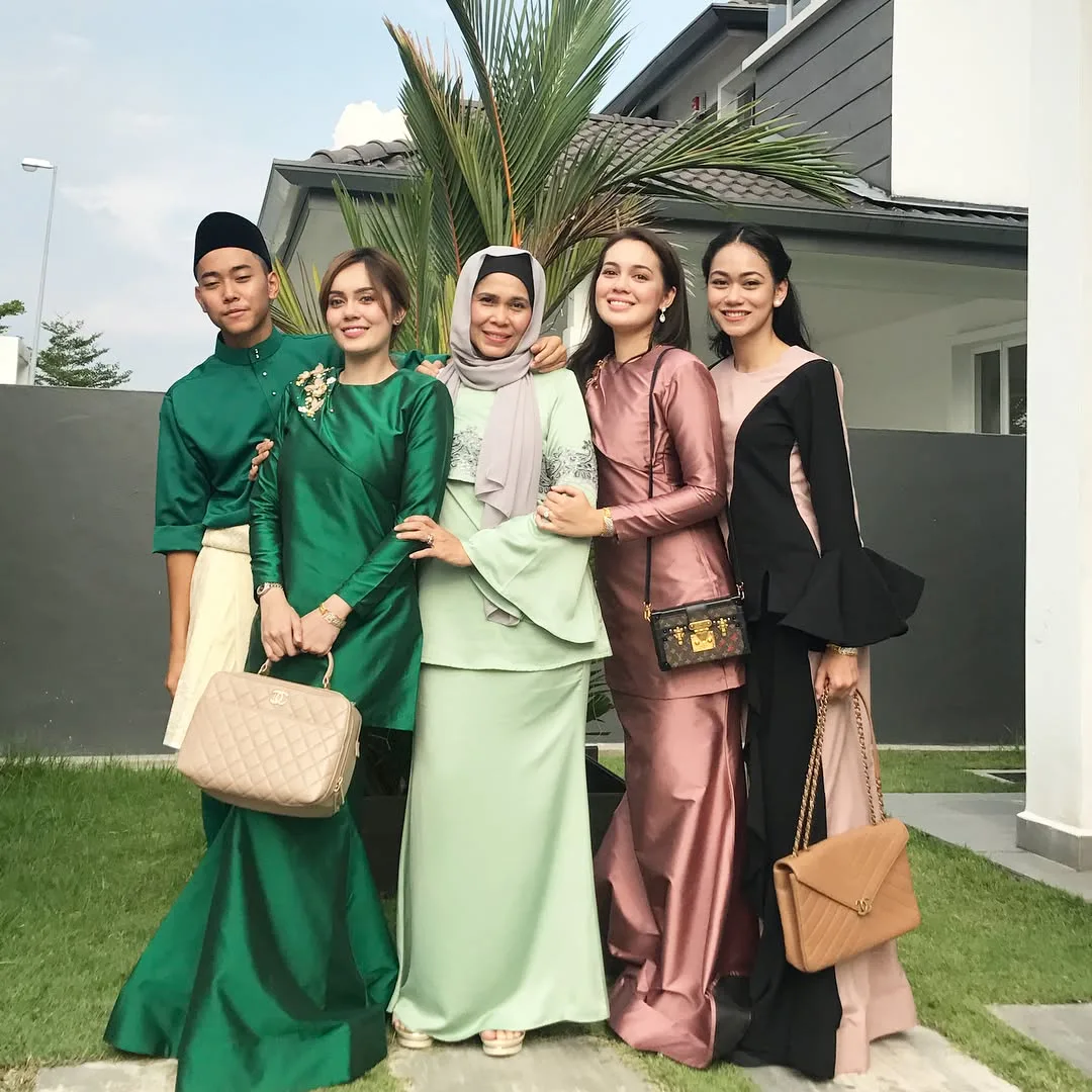 Kecantikan Ibu ‘Menurun’ Ke Anak-Anak, Rosmizai Mohd Noor Ratu Hati Adik-Beradik Senrose Ini Awet Muda Usia 57 Tahun!