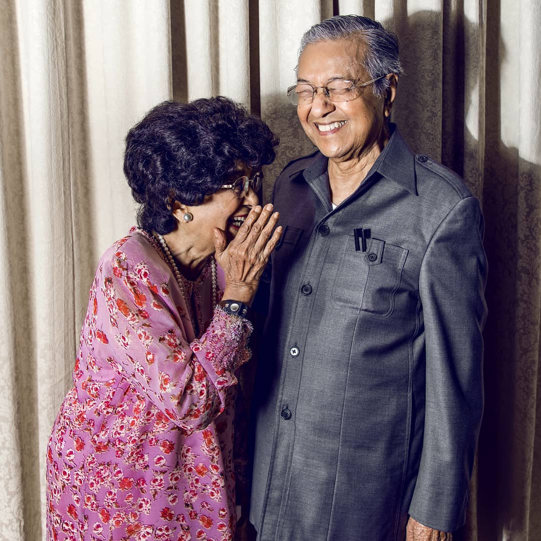 Sisi Romantik Tun Mahathir, Mukhriz Dedah Bapa Lafaz Cinta Buat Tun Hasmah Ketika Main Scrabble!
