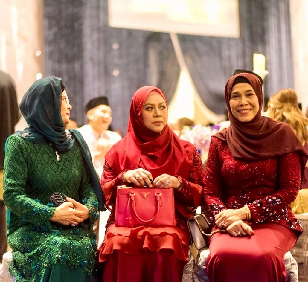Kecantikan Ibu ‘Menurun’ Ke Anak-Anak, Rosmizai Mohd Noor Ratu Hati Adik-Beradik Senrose Ini Awet Muda Usia 57 Tahun!