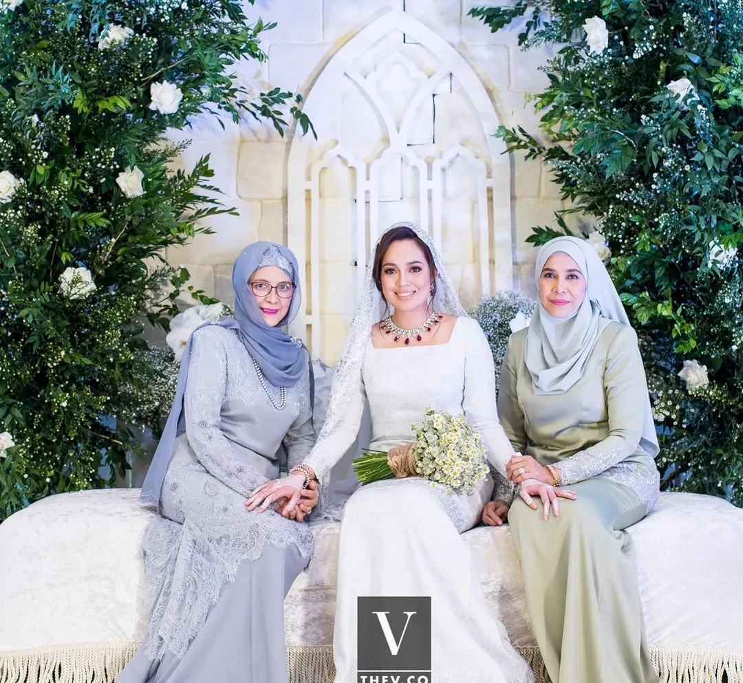 Kecantikan Ibu ‘Menurun’ Ke Anak-Anak, Rosmizai Mohd Noor Ratu Hati Adik-Beradik Senrose Ini Awet Muda Usia 57 Tahun!