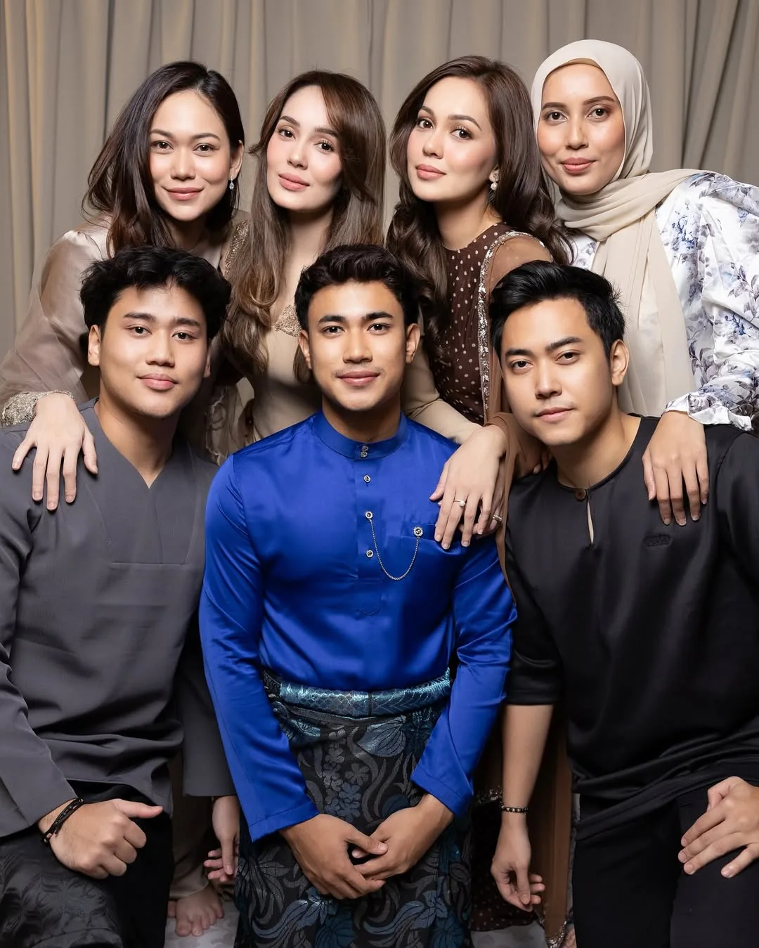 Kecantikan Ibu ‘Menurun’ Ke Anak-Anak, Rosmizai Mohd Noor Ratu Hati Adik-Beradik Senrose Ini Awet Muda Usia 57 Tahun!