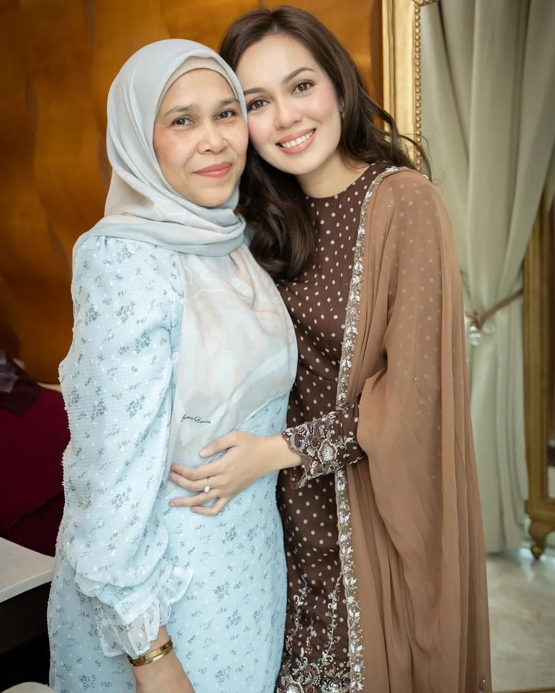 Kecantikan Ibu ‘Menurun’ Ke Anak-Anak, Rosmizai Mohd Noor Ratu Hati Adik-Beradik Senrose Ini Awet Muda Usia 57 Tahun!