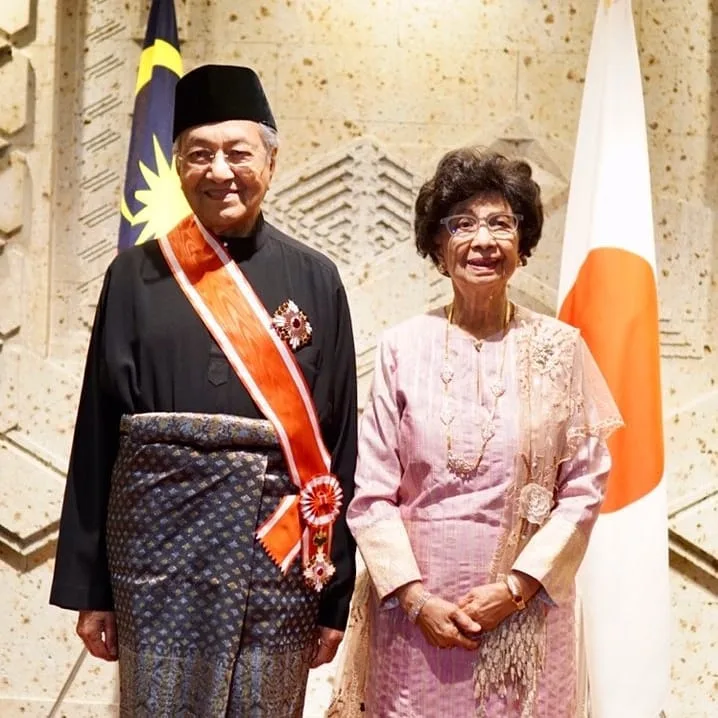 Sisi Romantik Tun Mahathir, Mukhriz Dedah Bapa Lafaz Cinta Buat Tun Hasmah Ketika Main Scrabble!