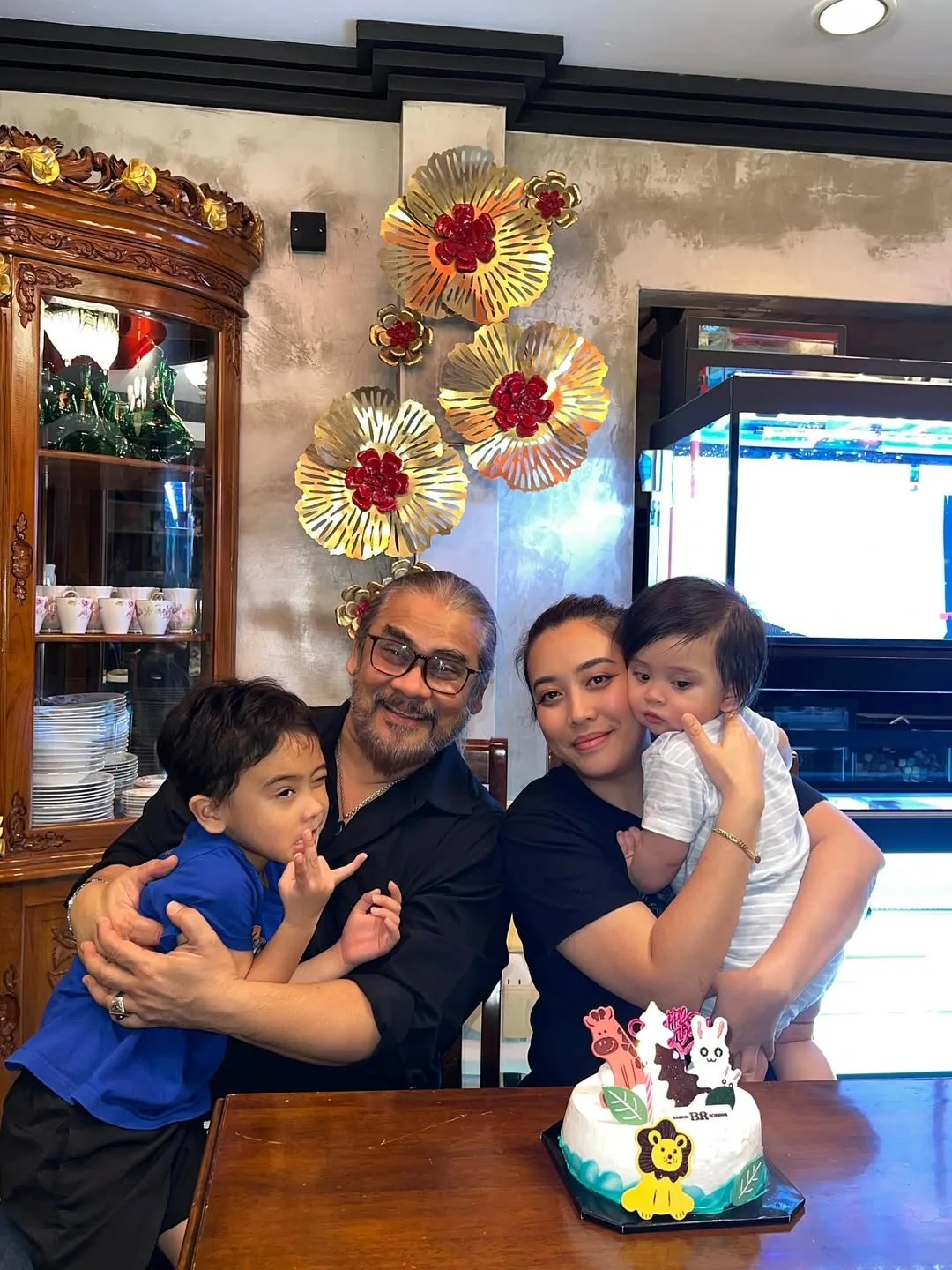 Merrah Awie Anak Bongsu Genap Setahun, Kejelitaan Datin Sharifah Ladyana & Keluarga ...