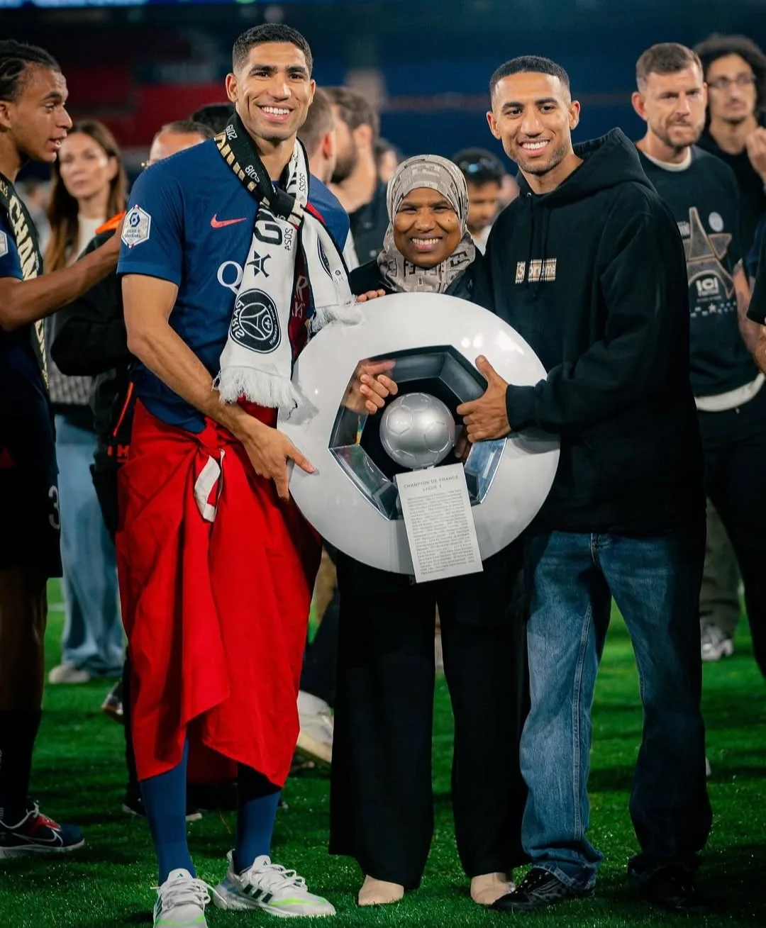 Raih Gaji RM1.4 Juta Seminggu, Achraf Hakimi Beri Kepercayaan Ibu Urus Hartanya! “Ibu Sayang Kita Sama Ada Berharta Atau Tidak.”