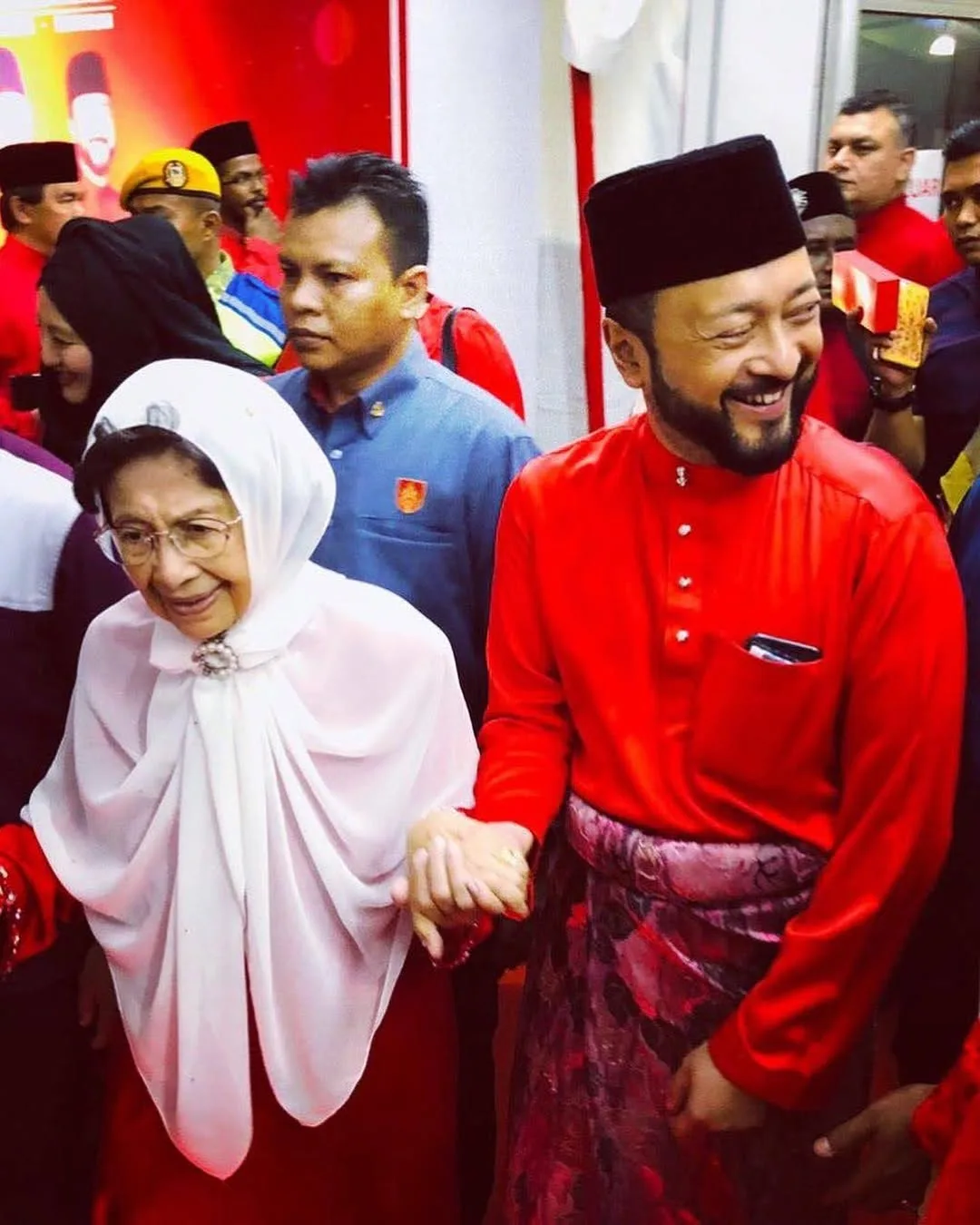 Sisi Romantik Tun Mahathir, Mukhriz Dedah Bapa Lafaz Cinta Buat Tun Hasmah Ketika Main Scrabble!