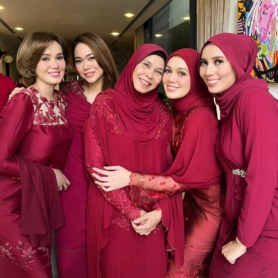 Kecantikan Ibu ‘Menurun’ Ke Anak-Anak, Rosmizai Mohd Noor Ratu Hati Adik-Beradik Senrose Ini Awet Muda Usia 57 Tahun!
