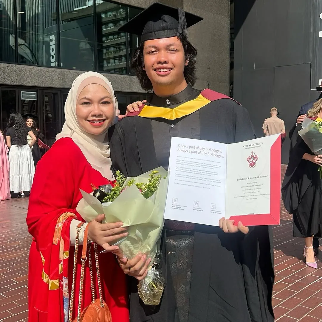 Tangisan Gembira Seorang Ibu, Datin Seri Norazlina Sebak Saksi Majlis Graduasi Anak Di London!