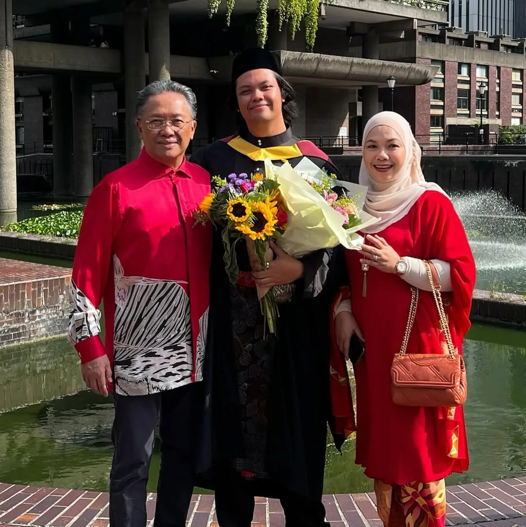 Tangisan Gembira Seorang Ibu, Datin Seri Norazlina Sebak Saksi Majlis Graduasi Anak Di London!