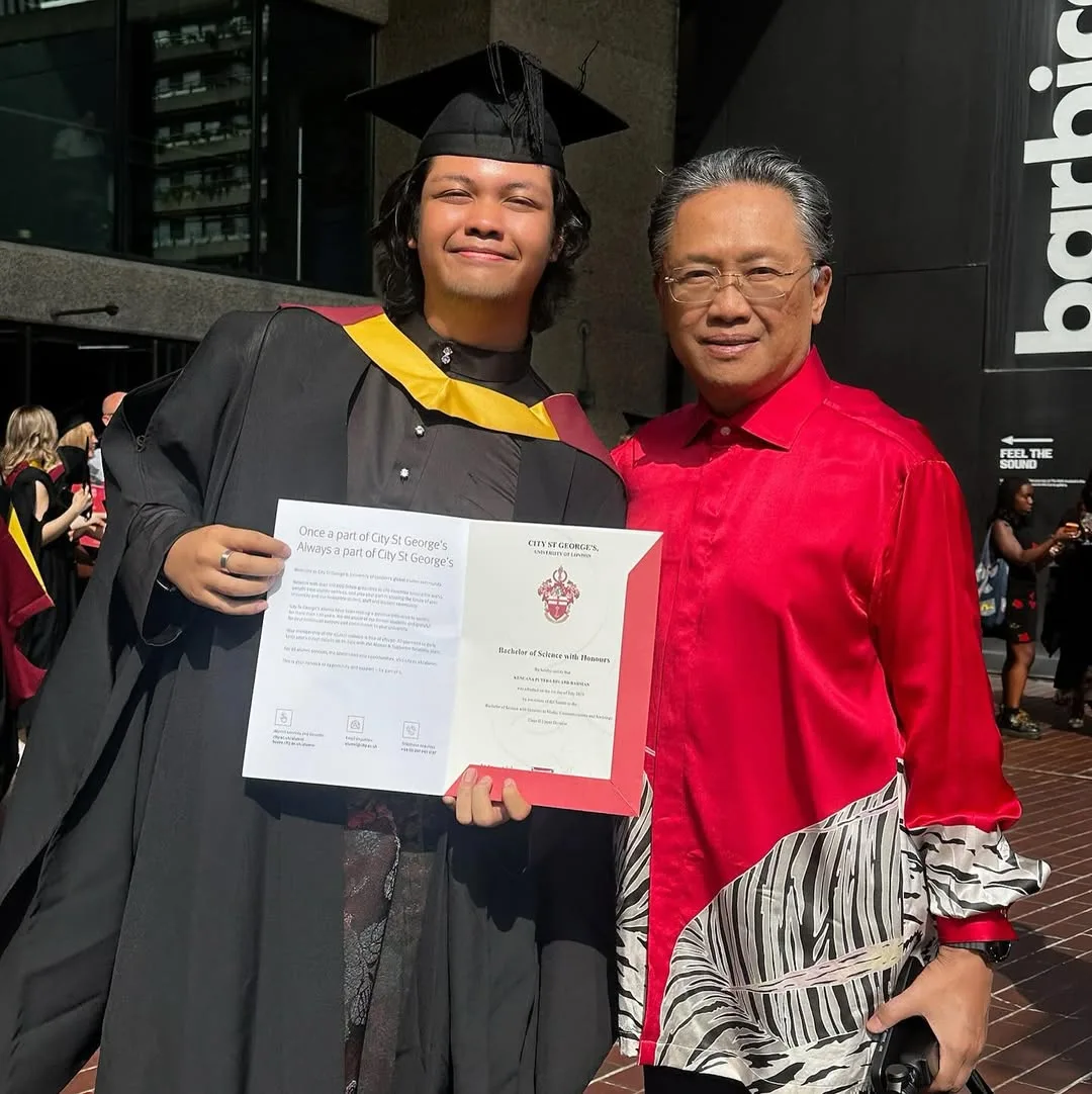 Tangisan Gembira Seorang Ibu, Datin Seri Norazlina Sebak Saksi Majlis Graduasi Anak Di London!
