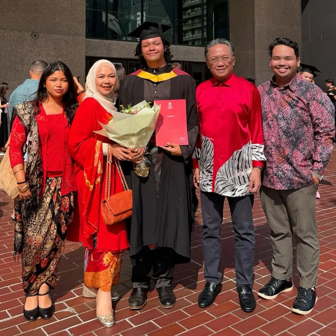 Tangisan Gembira Seorang Ibu, Datin Seri Norazlina Sebak Saksi Majlis Graduasi Anak Di London!