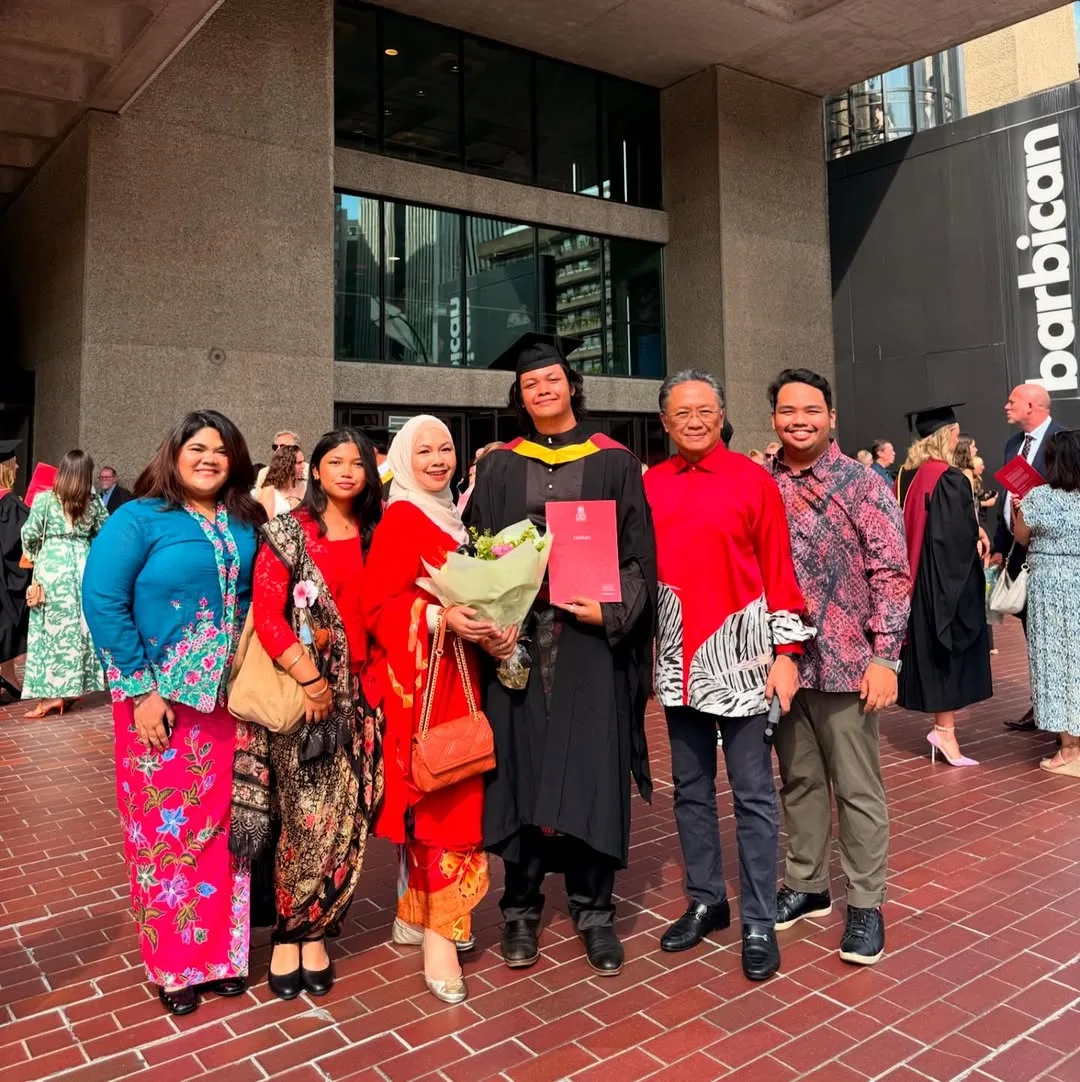 Tangisan Gembira Seorang Ibu, Datin Seri Norazlina Sebak Saksi Majlis Graduasi Anak Di London!