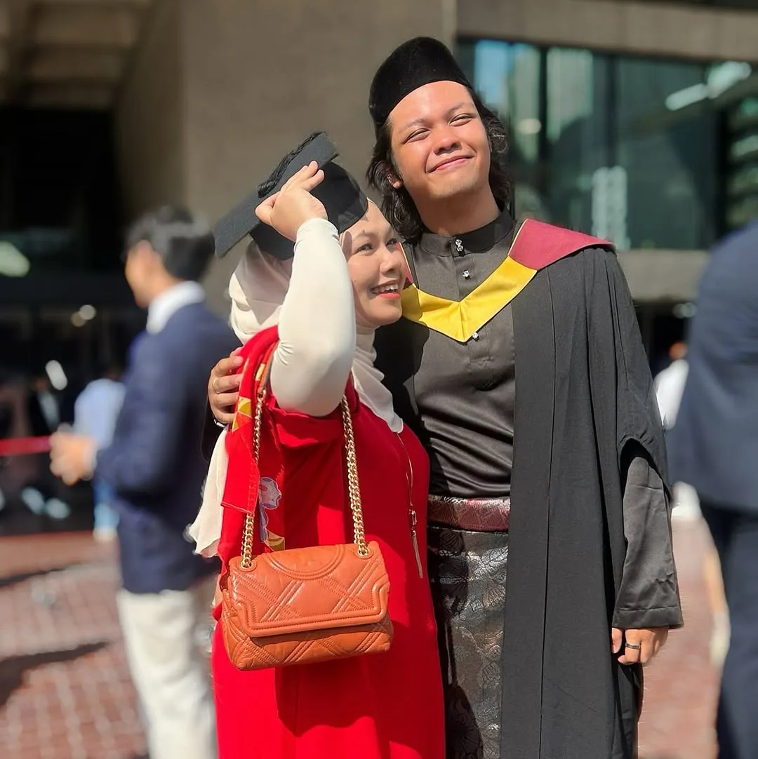 Tangisan Gembira Seorang Ibu, Datin Seri Norazlina Sebak Saksi Majlis Graduasi Anak Di London!