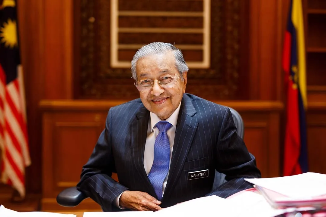 Sisi Romantik Tun Mahathir, Mukhriz Dedah Bapa Lafaz Cinta Buat Tun Hasmah Ketika Main Scrabble!