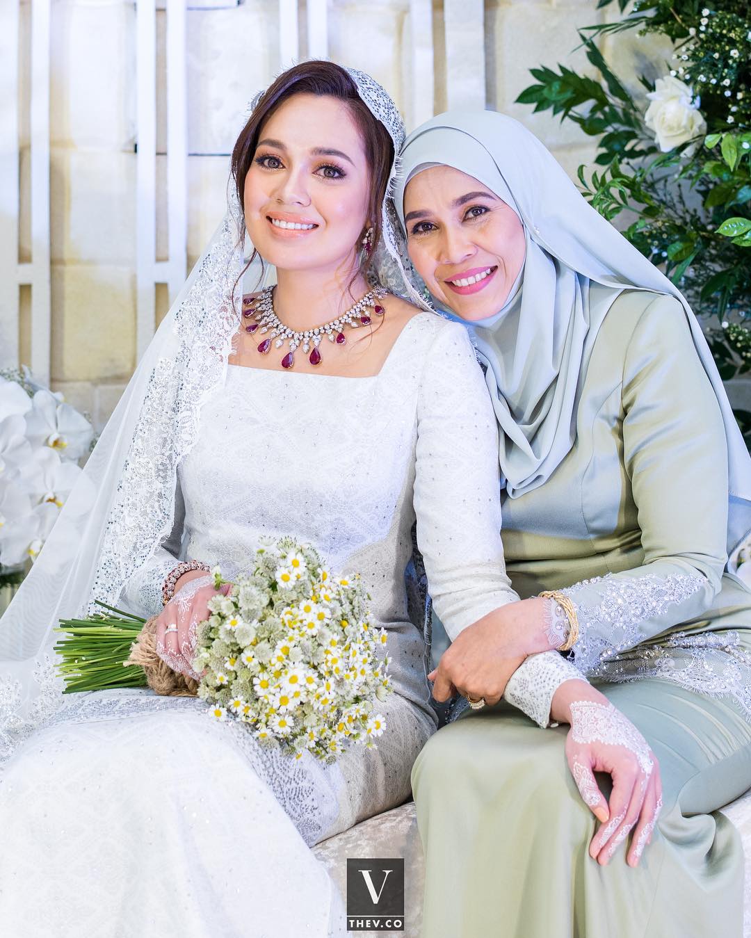 Kecantikan Ibu ‘Menurun’ Ke Anak-Anak, Rosmizai Mohd Noor Ratu Hati Adik-Beradik Senrose Ini Awet Muda Usia 57 Tahun!