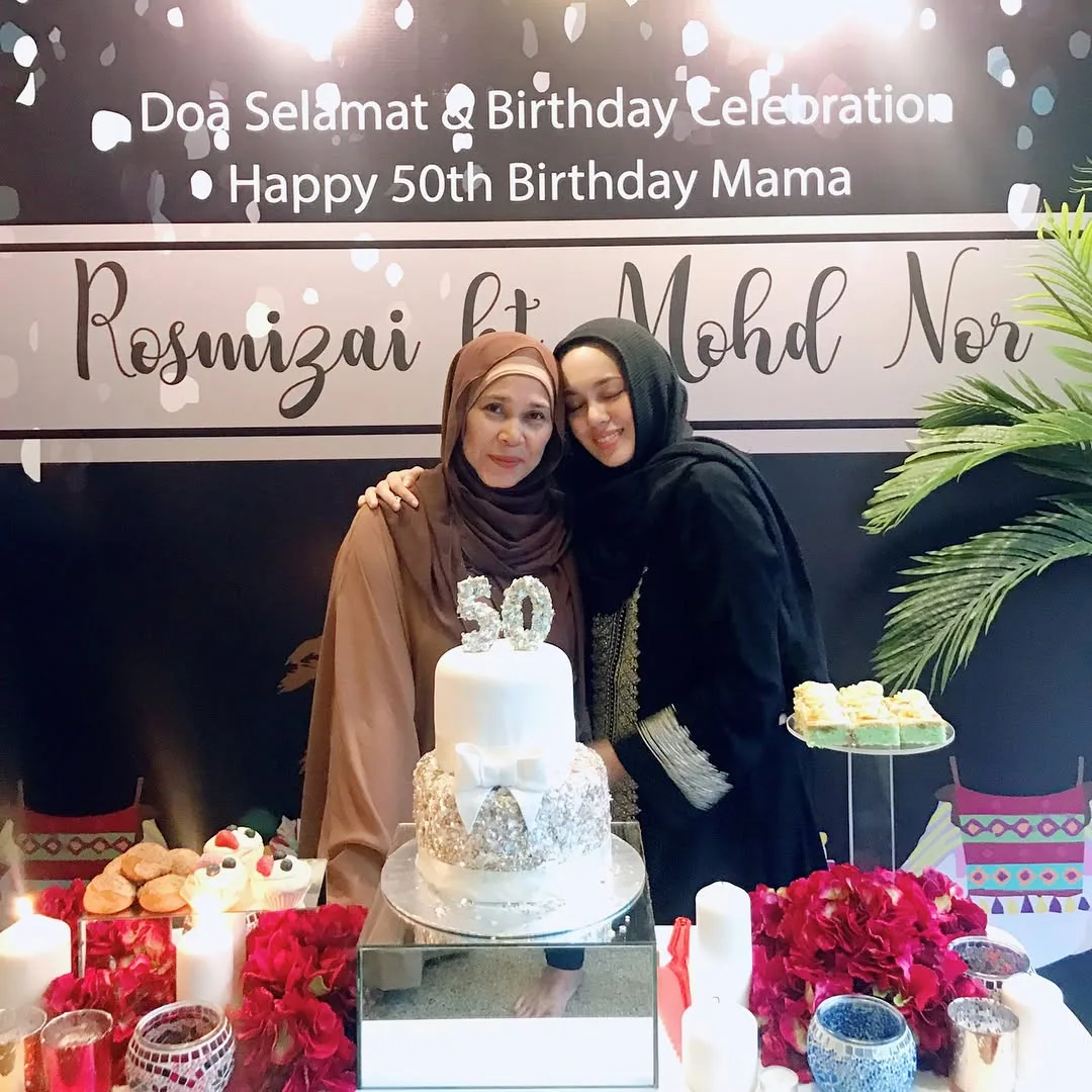 Kecantikan Ibu ‘Menurun’ Ke Anak-Anak, Rosmizai Mohd Noor Ratu Hati Adik-Beradik Senrose Ini Awet Muda Usia 57 Tahun!