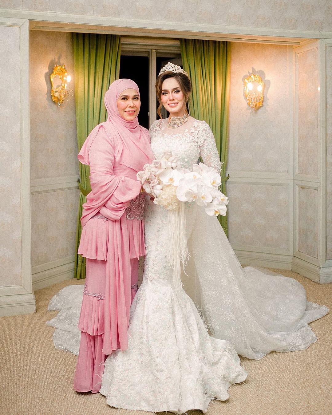 Kecantikan Ibu ‘Menurun’ Ke Anak-Anak, Rosmizai Mohd Noor Ratu Hati Adik-Beradik Senrose Ini Awet Muda Usia 57 Tahun!