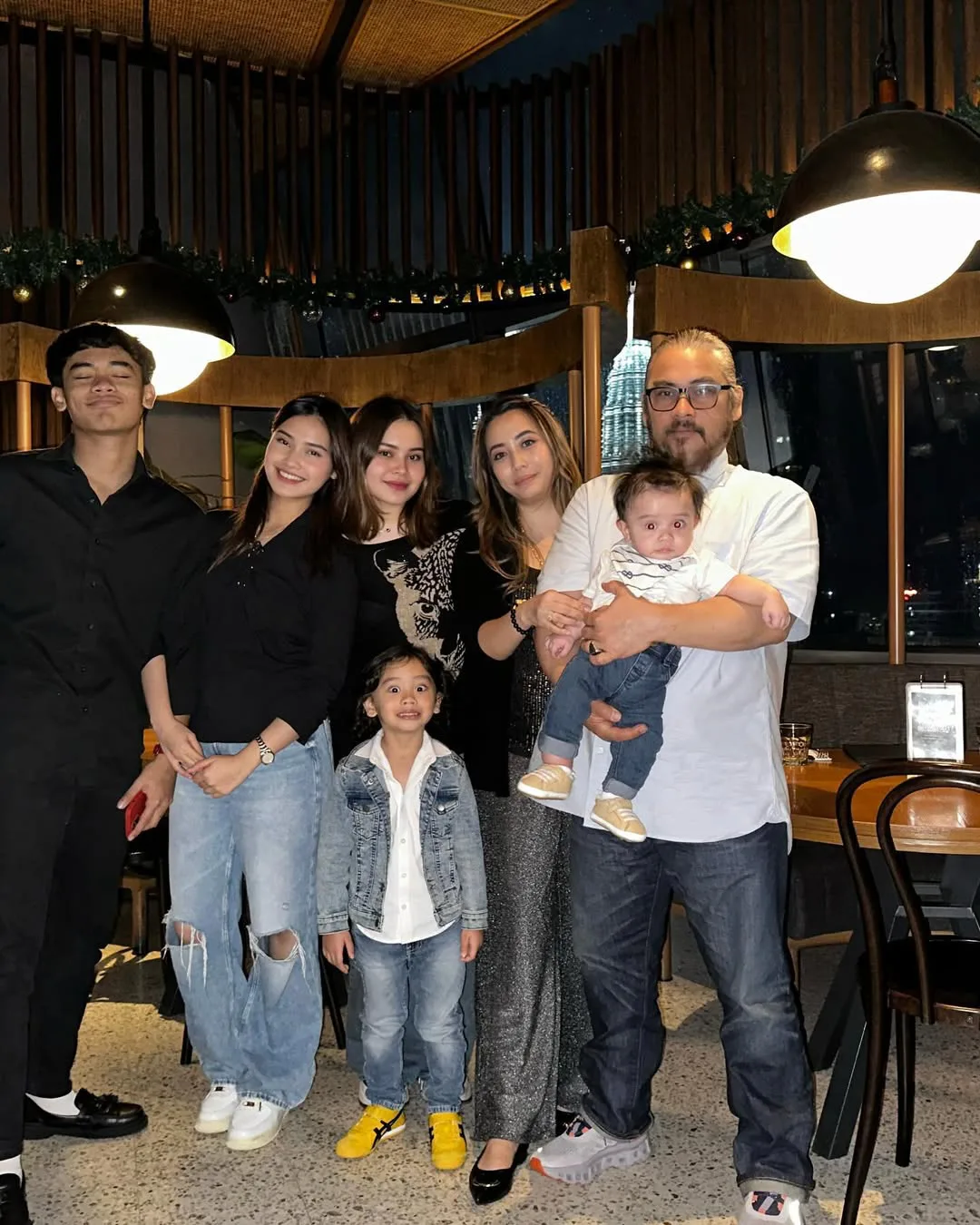 Anak Bongsu Genap Setahun, Kejelitaan Datin Sharifah Ladyana & Keluarga Bahagia Dato’ Awie Tarik Tumpuan!