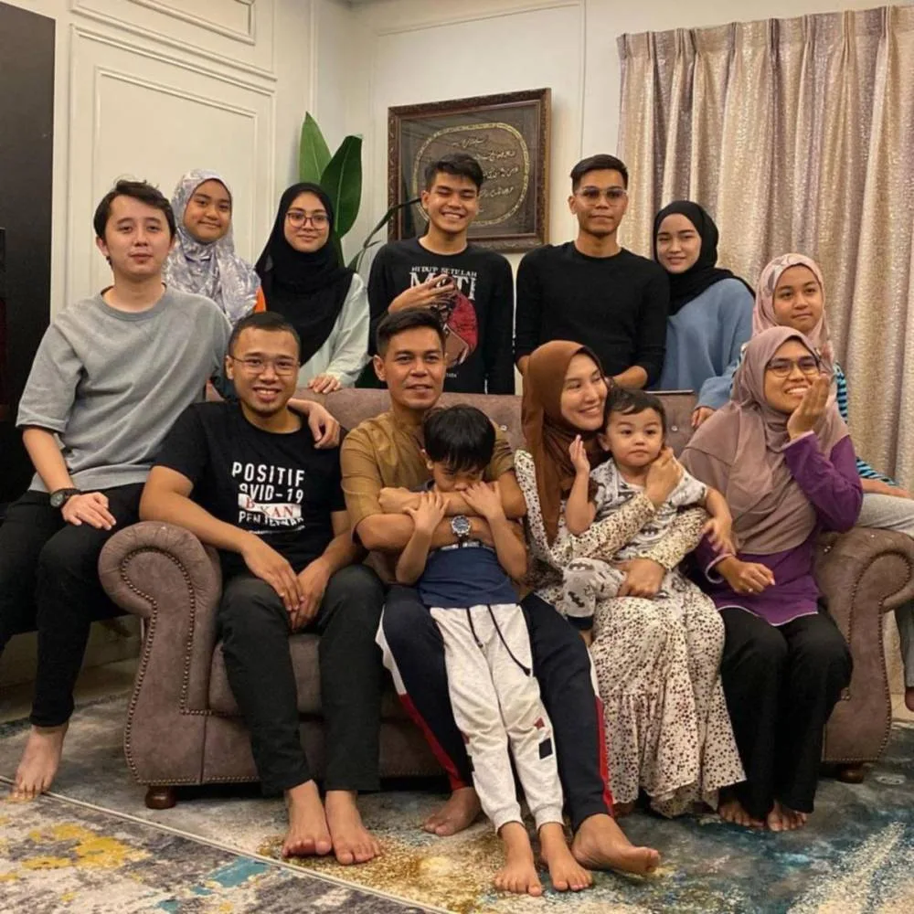 Bangga Jadi Anak Tukang Jahit, Lisdawati Saksi Ibu Jahit & Jual Telekung Demi Besarkan Adik-Beradik!