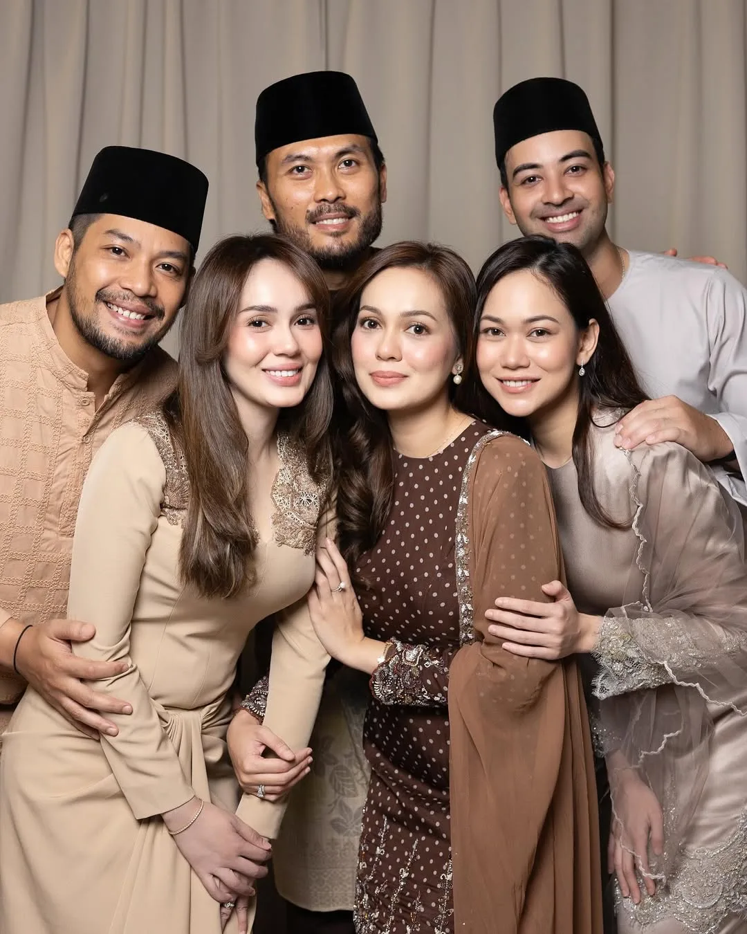 Kecantikan Ibu ‘Menurun’ Ke Anak-Anak, Rosmizai Mohd Noor Ratu Hati Adik-Beradik Senrose Ini Awet Muda Usia 57 Tahun!