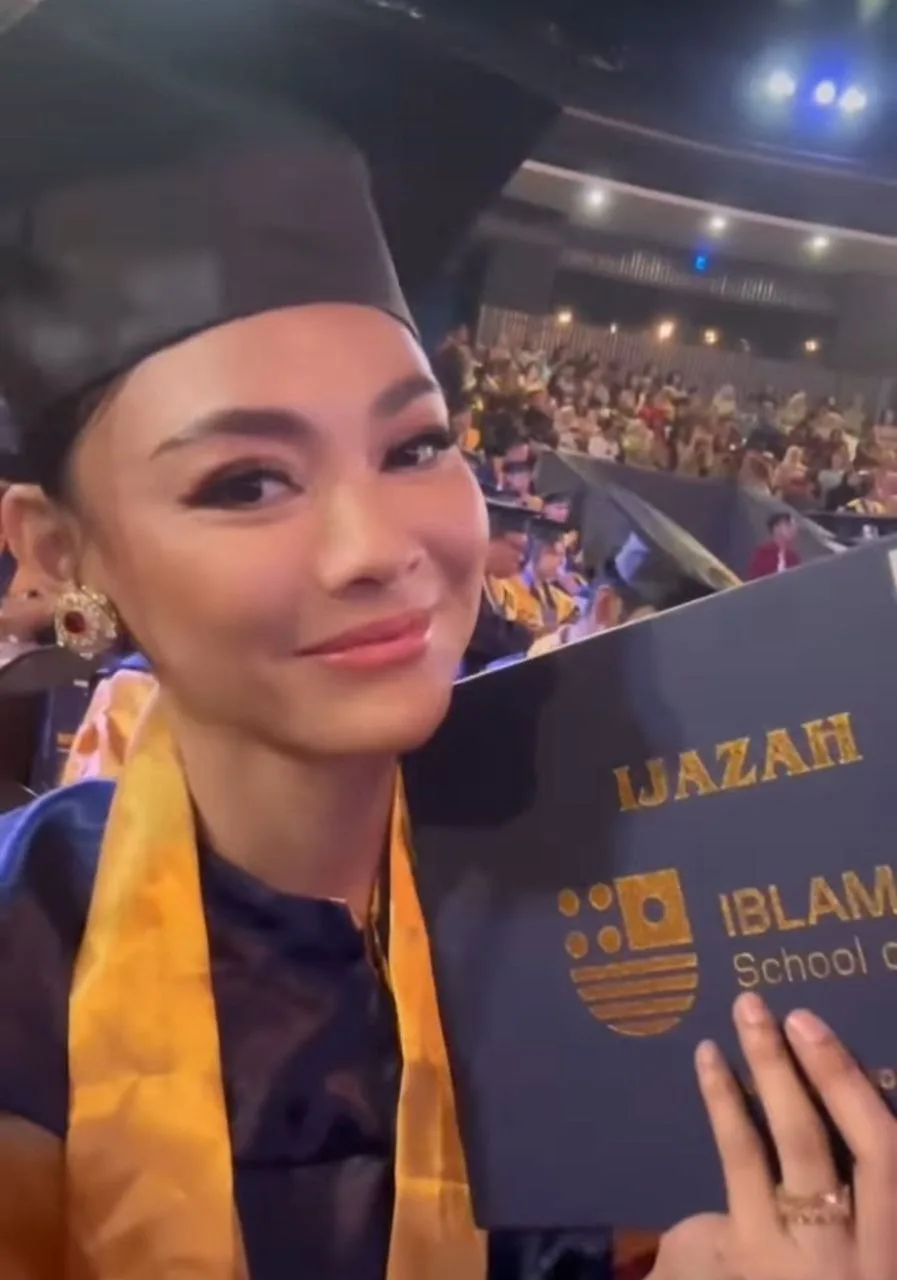 Bergelar Miss Universe Indonesia 2013, Whulandary Tetap Kejar Ilmu Walau Dah Ada 2 Anak & Berjaya Genggam ‘Master’!