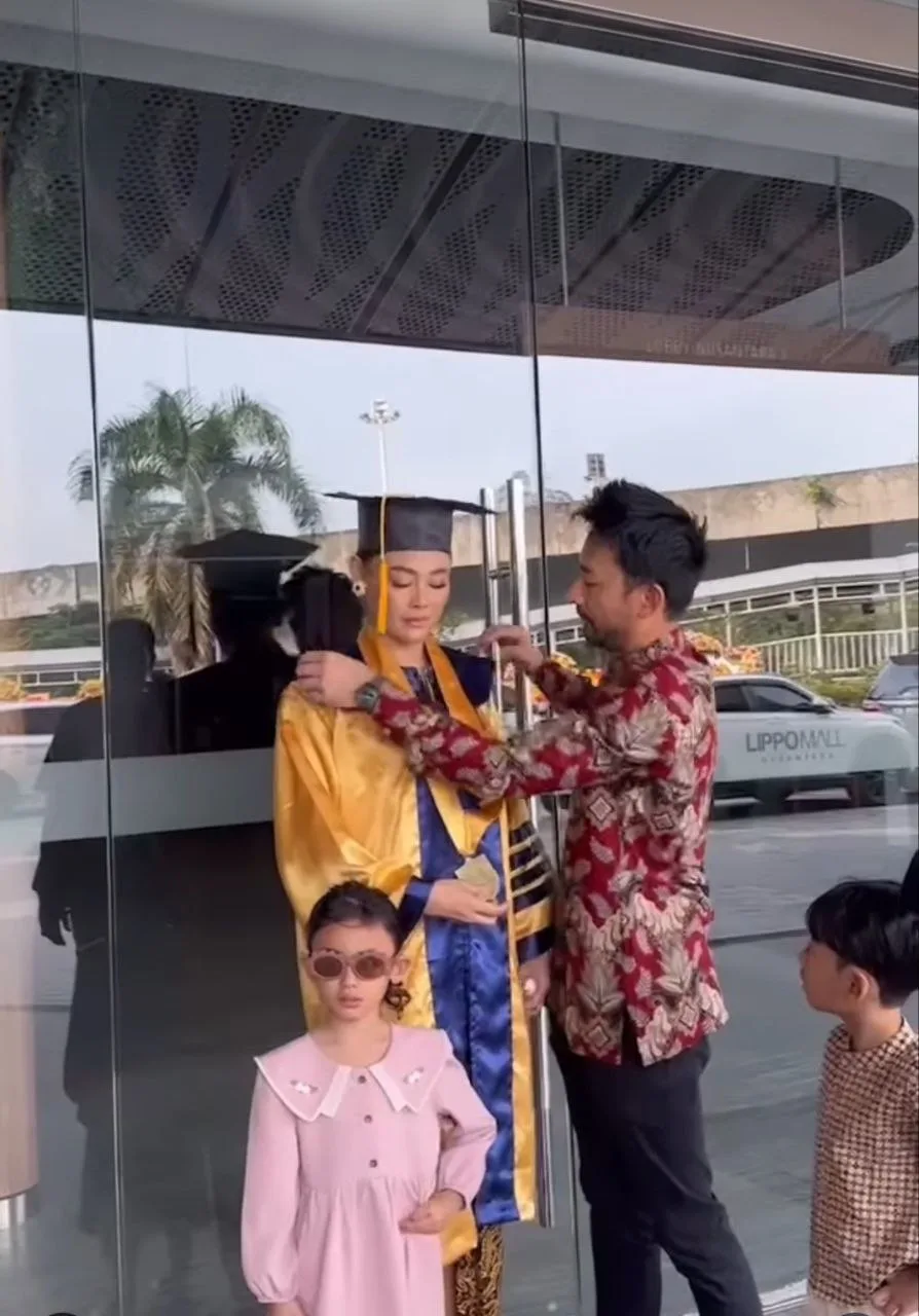 Bergelar Miss Universe Indonesia 2013, Whulandary Tetap Kejar Ilmu Walau Dah Ada 2 Anak & Berjaya Genggam ‘Master’!