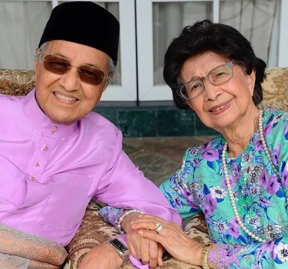 Sisi Romantik Tun Mahathir, Mukhriz Dedah Bapa Lafaz Cinta Buat Tun Hasmah Ketika Main Scrabble!