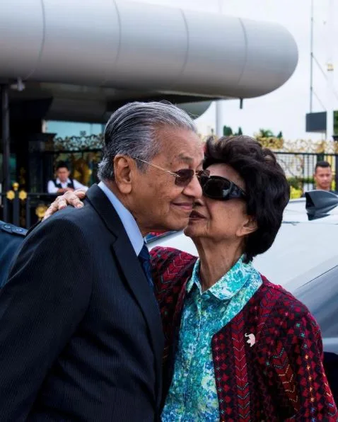 Sisi Romantik Tun Mahathir, Mukhriz Dedah Bapa Lafaz Cinta Buat Tun Hasmah Ketika Main Scrabble!