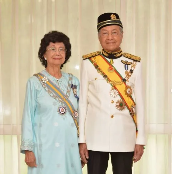 Sisi Romantik Tun Mahathir, Mukhriz Dedah Bapa Lafaz Cinta Buat Tun Hasmah Ketika Main Scrabble!