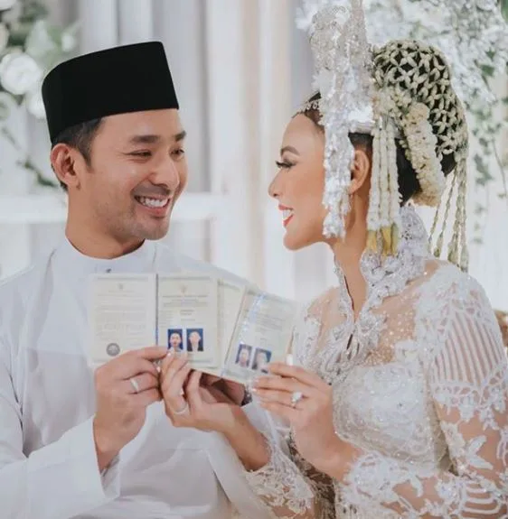 Bergelar Miss Universe Indonesia 2013, Whulandary Tetap Kejar Ilmu Walau Dah Ada 2 Anak & Berjaya Genggam ‘Master’!