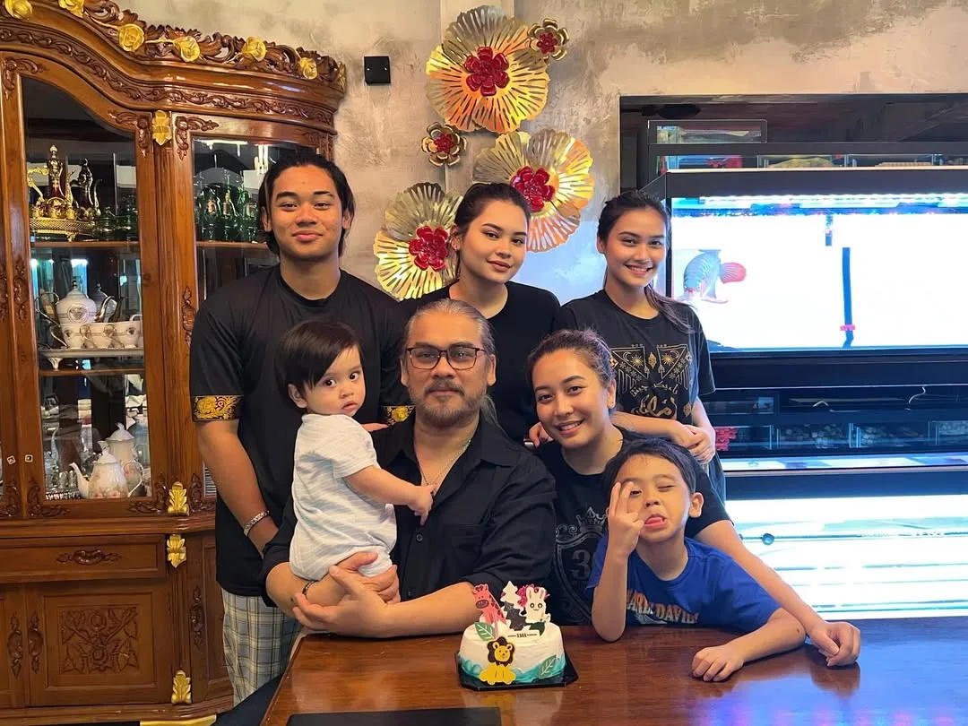 Anak Bongsu Genap Setahun, Kejelitaan Datin Sharifah Ladyana & Keluarga Bahagia Dato’ Awie Tarik Tumpuan!