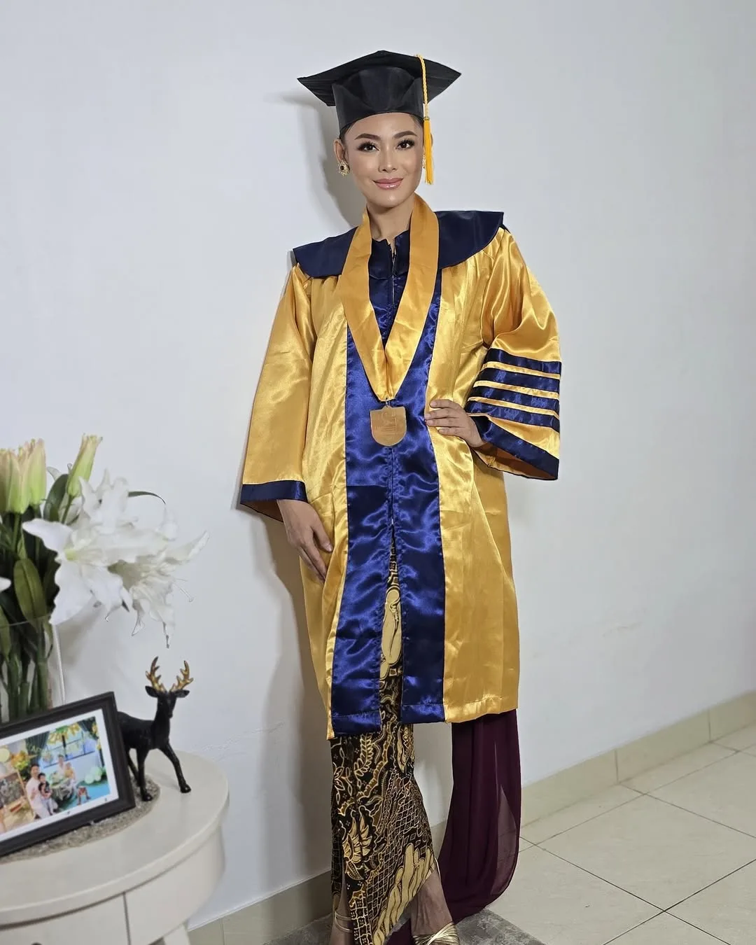 Bergelar Miss Universe Indonesia 2013, Whulandary Tetap Kejar Ilmu Walau Dah Ada 2 Anak & Berjaya Genggam ‘Master’!