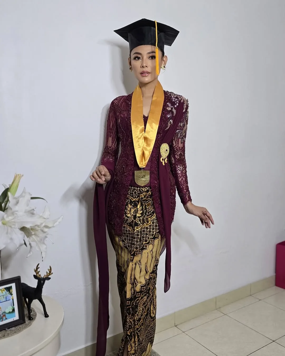 Bergelar Miss Universe Indonesia 2013, Whulandary Tetap Kejar Ilmu Walau Dah Ada 2 Anak & Berjaya Genggam ‘Master’!