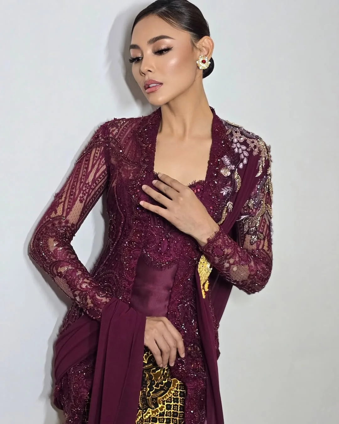Bergelar Miss Universe Indonesia 2013, Whulandary Tetap Kejar Ilmu Walau Dah Ada 2 Anak & Berjaya Genggam ‘Master’!
