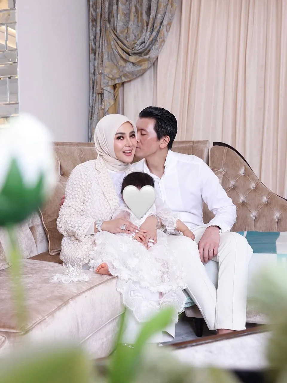 Lama Tak ‘Turun’ Indonesia SYAHRINI Kongsi Gambar Terbaharu Keluarga. Tampil Segar Dengan ‘Outfit’ Serba Putih