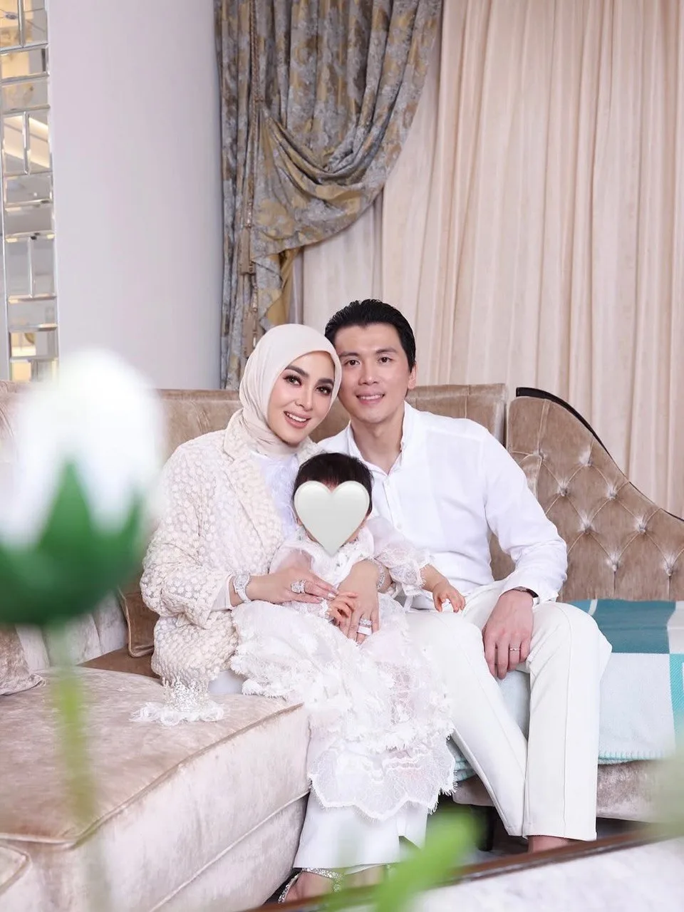 Lama Tak ‘Turun’ Indonesia SYAHRINI Kongsi Gambar Terbaharu Keluarga. Tampil Segar Dengan ‘Outfit’ Serba Putih